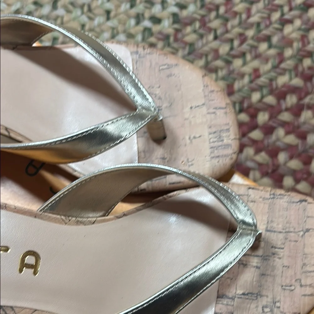 Unisa Gold Sandals Metallic Thong Strap Cushioned Sole - Picture 3 of 6